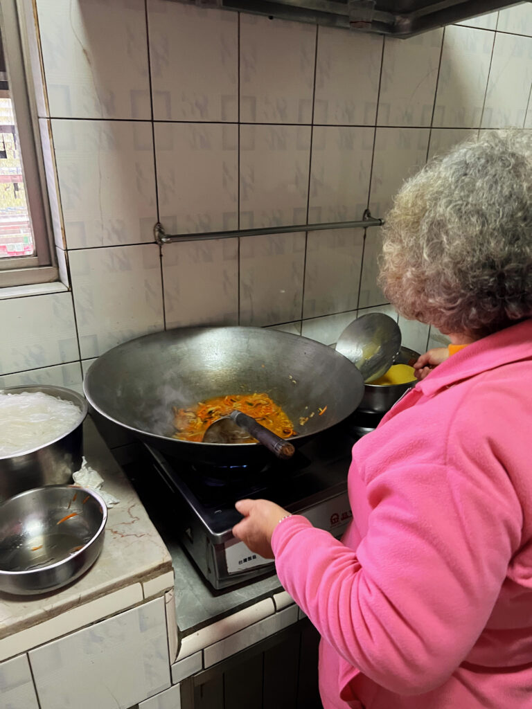 大鍋で料理するおばあちゃん